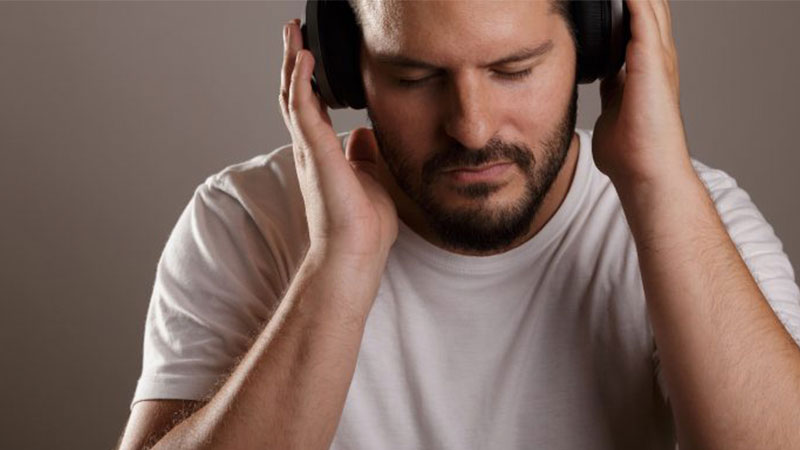Um cristão pode ouvir música secular? - Respostas Bíblicas